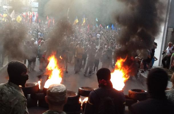 القوميون الأوكرانيون يتظاهرون مطالبين بتوسيع دائرة الحرب في الدونباس (صور)