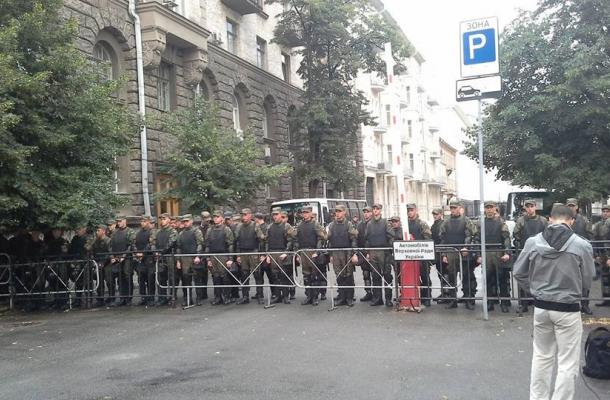 تجمع قوات الحرس الجمهوري لحماية مقر الرئاسة 