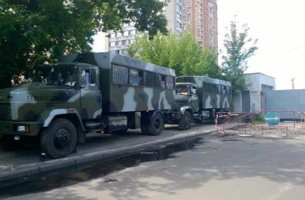 الأمن الأوكراني أمام مقر القطاع اليميني بكييف