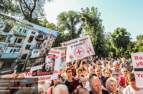 جانب من الإحتجاجات على فرقة منظمة الأمن والتعاوت الأوروبي في دونيتسك