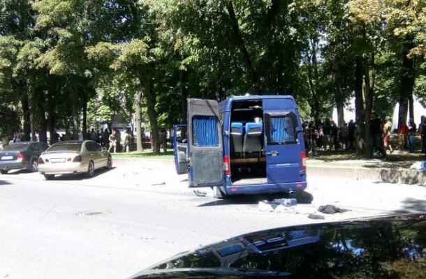 جانب من الإعتداء على مقر حزب الأقاليم بخاركيف 