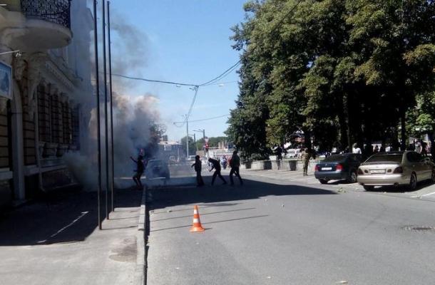 مجهولون يهاجمون مقر حزب الأقاليم ويحدثون هلعا بخاركيف شرق أوكرانيا