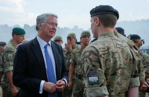 الوزير البريطاني يعاين تدريبات الجيش الأوكراني 