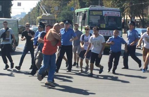 ضرب رجل لبس قميصا بشعار الاتحاد السوفييتي في أوكرانيا