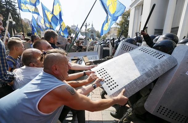 ارتفاع حصيلة ضحايا الأحداث أمام البرلمان الأوكراني إلى قتيلين و130 جريحا