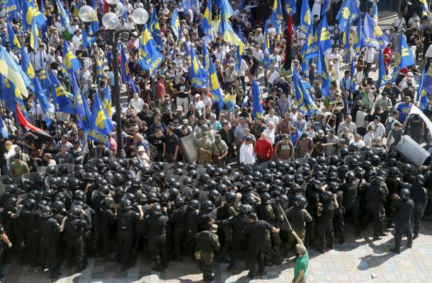 الولايات المتحدة تستنكر أحداث العنف أمام البرلمان وتدعو الأوكرانيين للاحتجاج سلميا