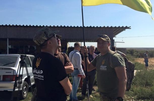 جانب من حصار تتار القرم لشبه الجزيرة على الحدود الأوكرانية 