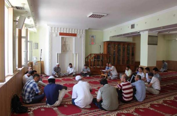 حلقة لتلاوة القرآن الكريم في مسجد المركز الثقافي الإسلامي بالقرم جنوب أوكرانيا