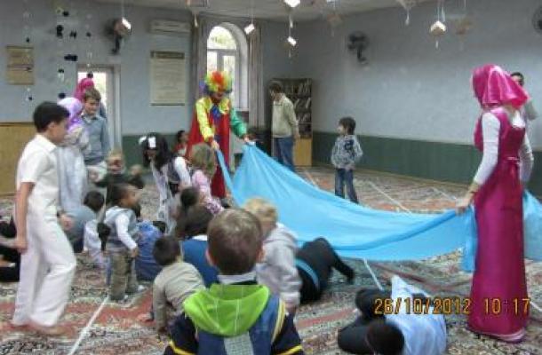 ألعاب ومهرجون لأطفال المسلمين في مدينة فينيتسا