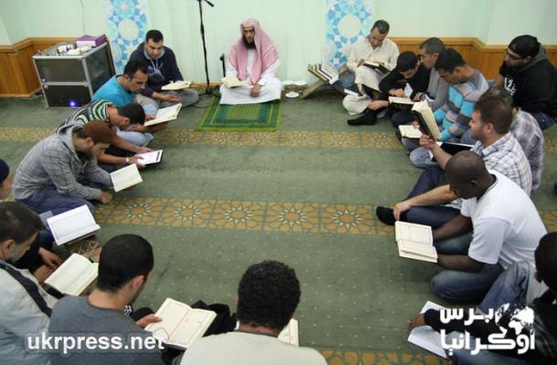 حلقة لتلاوة القرآن الكريم في مسجد النور بالعاصمة يديرها شيخ عن وزارة الأوقاف السعودية