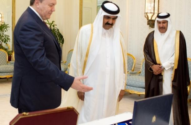 رئيس أوكرانيا وأمير قطر يتبادلان الهدايا ويبحثان تطوير العلاقات