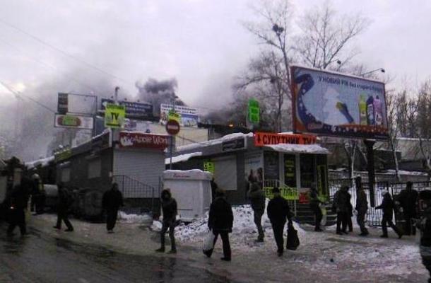 حريق ضخم يلتهم سوق الإلكترونيات في العاصمة كييف