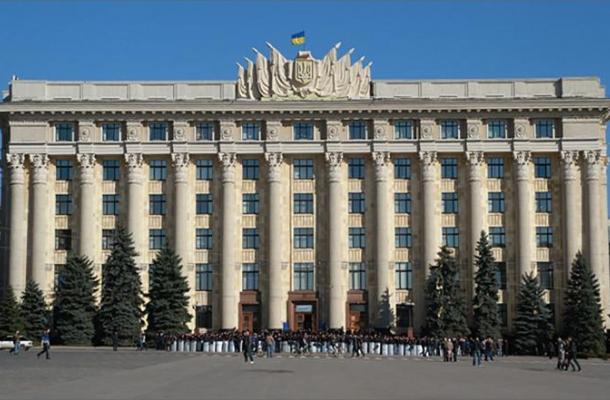 مجلس بلدية مدينة خاركيف وقوات الأمن تحيط بمداخل المبنى