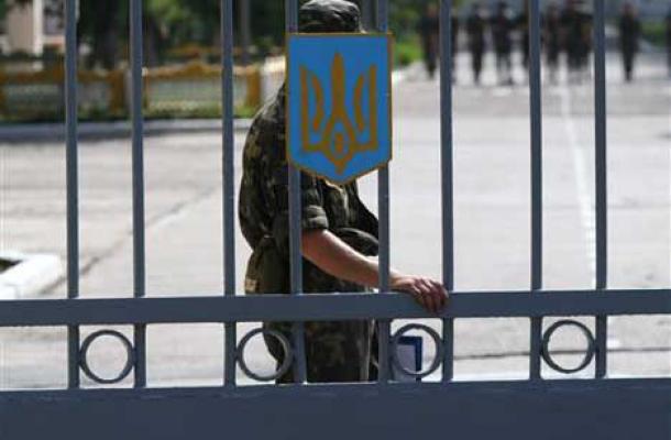 قتيلان في هجوم مسلح على وحدة عسكرية في أوكرانيا