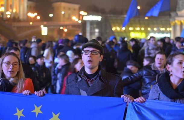 احتجاجات في أوكرانيا بعد قرار تجميد مساعي الشراكة مع أوروبا (صحيفة "الحقيقة الأوكرانية")