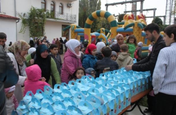 هدايا العيد وألعاب القفز والتزحلق لأطفال المسلمين في القرم