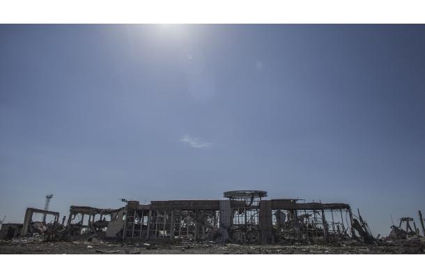 آثار الدمار الذي لحق بمطار لوهانسك الدولي