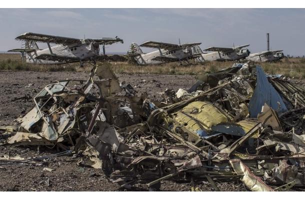 آثار الدمار الذي لحق بمطار لوهانسك الدولي