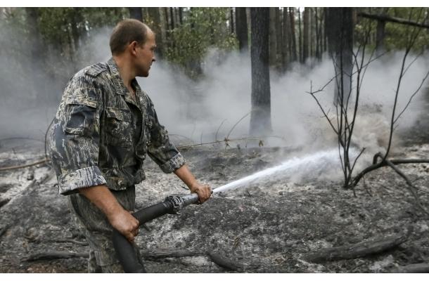 رجال الإطفاء يواصلون عملية إخماد الحرائق بضواحي كييف