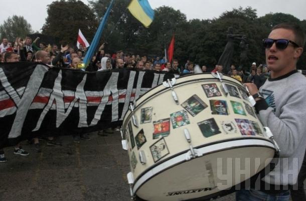 جانب من مسيرة لمشجعي منتخبي أوكرانيا وبيلاروسيا في لفيف