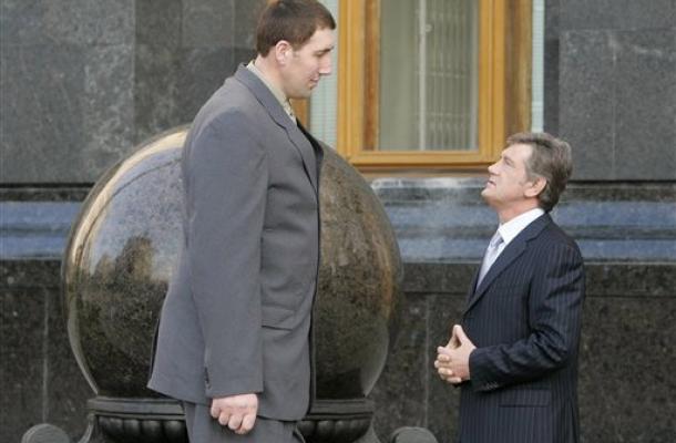 أطول رجل في العالم "ليونيد ستادنيك"  برفقة الرئيس الأوكراني السابق فيكتور يوشينكو