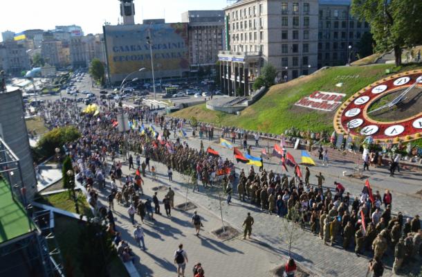القوميون الأوكرانيون يتظاهرون مطالبين بتوسيع دائرة الحرب في الدونباس 