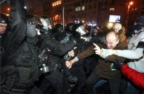 محكمة تمنع التظاهر في وسط العاصمة الأوكرانية، والسلطات تحقق بأحداث فض ساحة الاستقلال