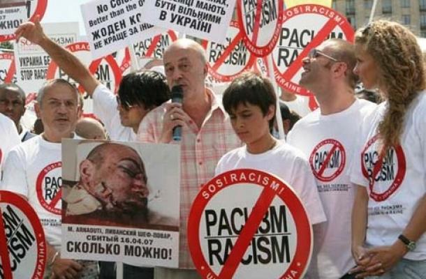 العنصرية المقلقة لليورو 2012 في أوكرانيا.. حالات أم ظاهرة؟