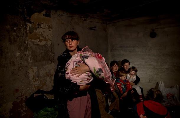 سكان سلافيانسك يقضون ليلهم في الملاجئ هربا من المعارك