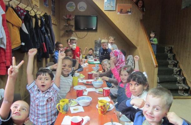 أطفال مسلمي فينيتسا خلال فقرة تناول الطعام في المخيم