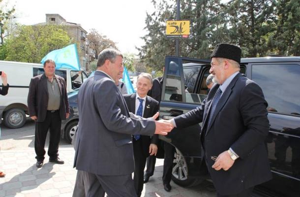 وصول زعيم تتار القرم"مصطفى جاميلوف" للقرم وسط إستقبال شعبي حافل