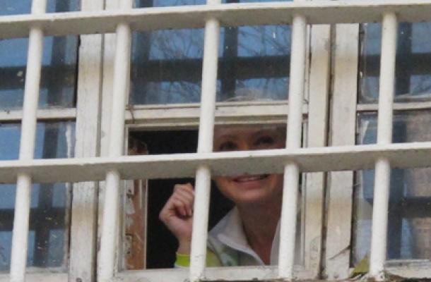 رئيسة وزراء أوكرانيا السابقة تيموشينكو ترفض ارتداء زي السجن والعمل فيه