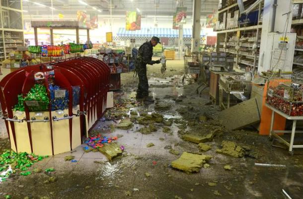 آثار سقوط قذيفة على مركز التسوق المعروف بآمستور بدونتسك