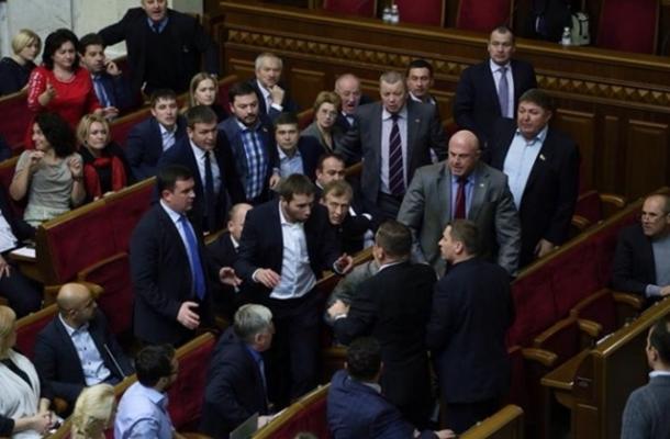 جانب من عراك نواب البرلمان الأوكراني 