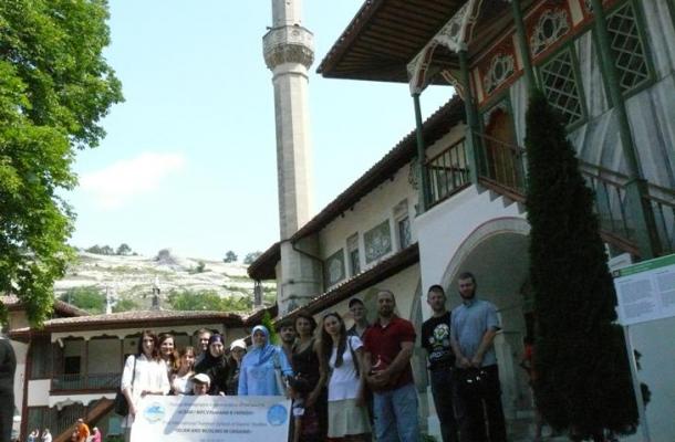 بعض المشاركين أمام مبنى مسجد بخش سراي