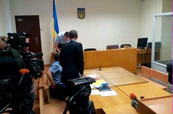 أثناء محاكمة المتهم في إلقاء قنبلة أمام البرلمان الأوكراني