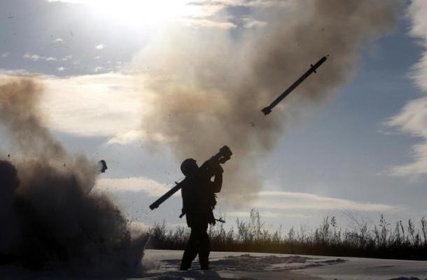 جندي اوكراني يطلق صاروخ ارض-جو خلال مناورات عسكرية شمال لوغانسك (أ.ف.ب)