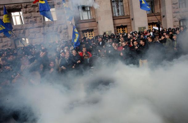الشرطة تستخدم الغاز لتفريق احتجاج أمام مجلس مدينة العاصمة كييف
