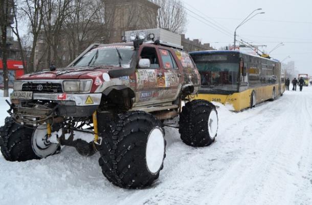سحب الشاحنات والباصات والسيارات العالقة في الثلوج بالعاصمة كييف