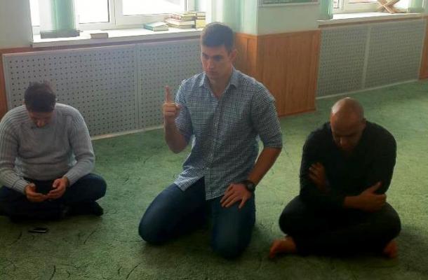 بطل العام في رياضة الملاكمة التايلندية يعتنق الإسلام في أوكرانيا