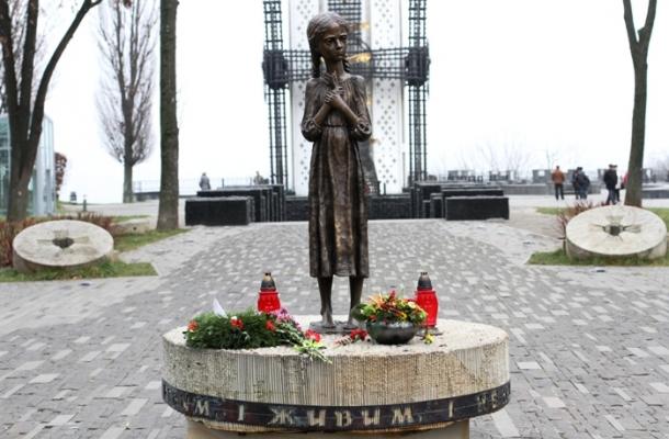 التمثال الرئيس الذي يرمز لمأساة المجاعة في العاصمة كييف