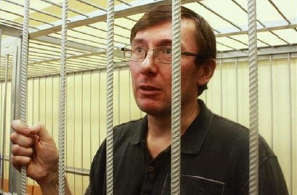 الحكم بسجن وزير الداخلية الأوكرانية السابق لوتسينكو 4 سنوات لسوء استخدام السلطة