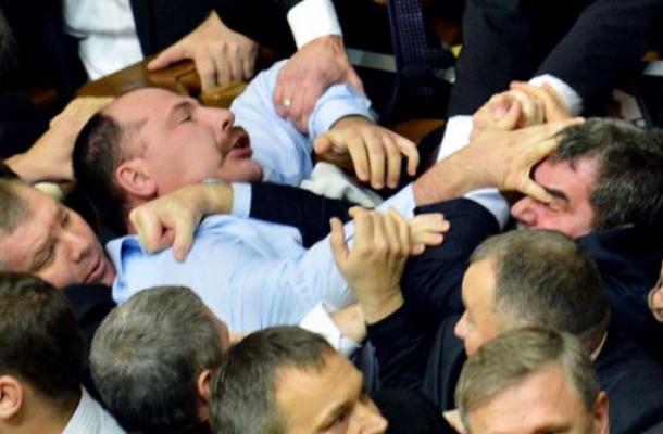 عراك بالأيدي بين نواب برلمان أوكرانيا الجديد