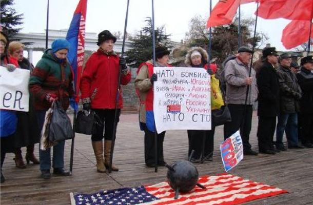 نشطاء يحتجون ضد وصول سفينة أمريكية إلى ميناء سيفاستوبل جنوب أوكرانيا