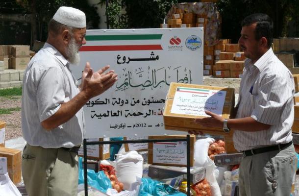 توزيع طرود غذائية على فقراء تتار القرم المسلمين لمساعدتهم وحثهم على الصيام