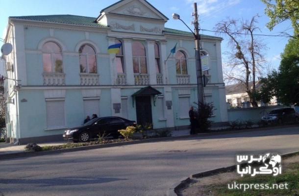 تتار القرم يعيدون رفع العلم الأوكراني على مبنى المجلس بعد إزالته من موالين لروسيا