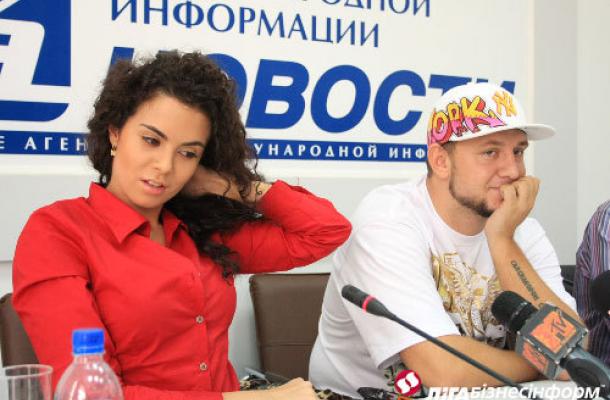قذف ثنائي فني أوكراني بالبيض لغنائهما "باللغة الروسية"