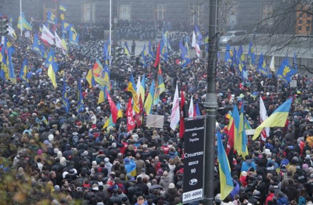 أجواء الثورة تعود إلى أوكرانيا، والشرارة شراكتها مع أوروبا