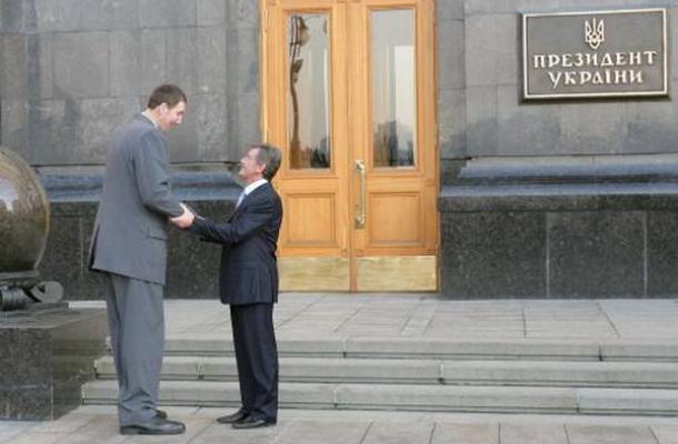 أطول رجل في العالم "ليونيد ستادنيك"  برفقة الرئيس الأوكراني السابق فيكتور يوشينكو