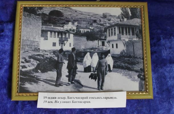 صورة في المتحف لأحد مظاهر حياة التتار في قرية رفعت آغا بالقرن التاسع عشر (الجزيرة نت)